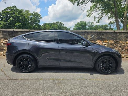 Used 2024 Tesla Model Y Long Range RWD image 10