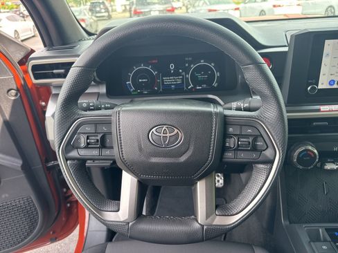 Used 2025 Toyota Tacoma TRD Sport AWD/4WD image 19