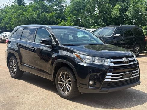 Used 2018 Toyota Highlander XLE FWD image 3
