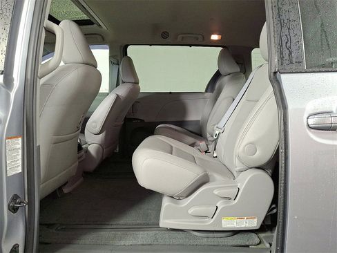 Used 2015 Toyota Sienna XLE image 13