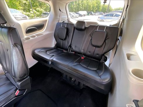 Used 2023 Chrysler Pacifica Touring-L FWD image 16