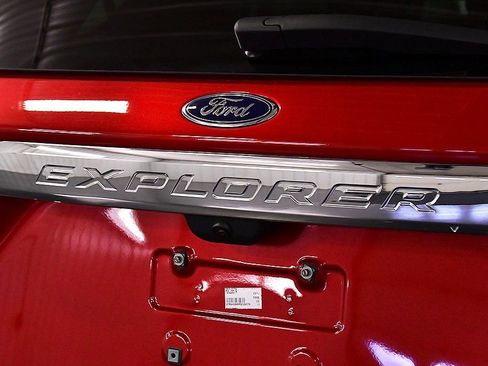 Used 2023 Ford Explorer XLT AWD/4WD image 12