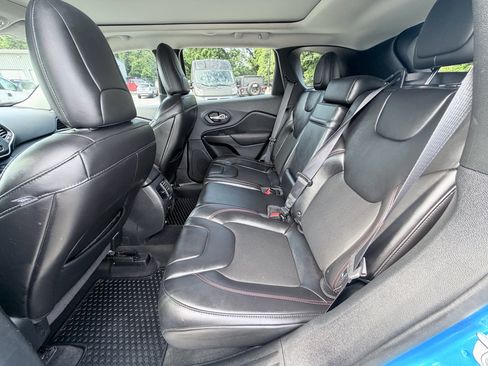 Used 2019 Jeep Cherokee Trailhawk w/ Comfort/Convenience Group AWD/4WD image 28