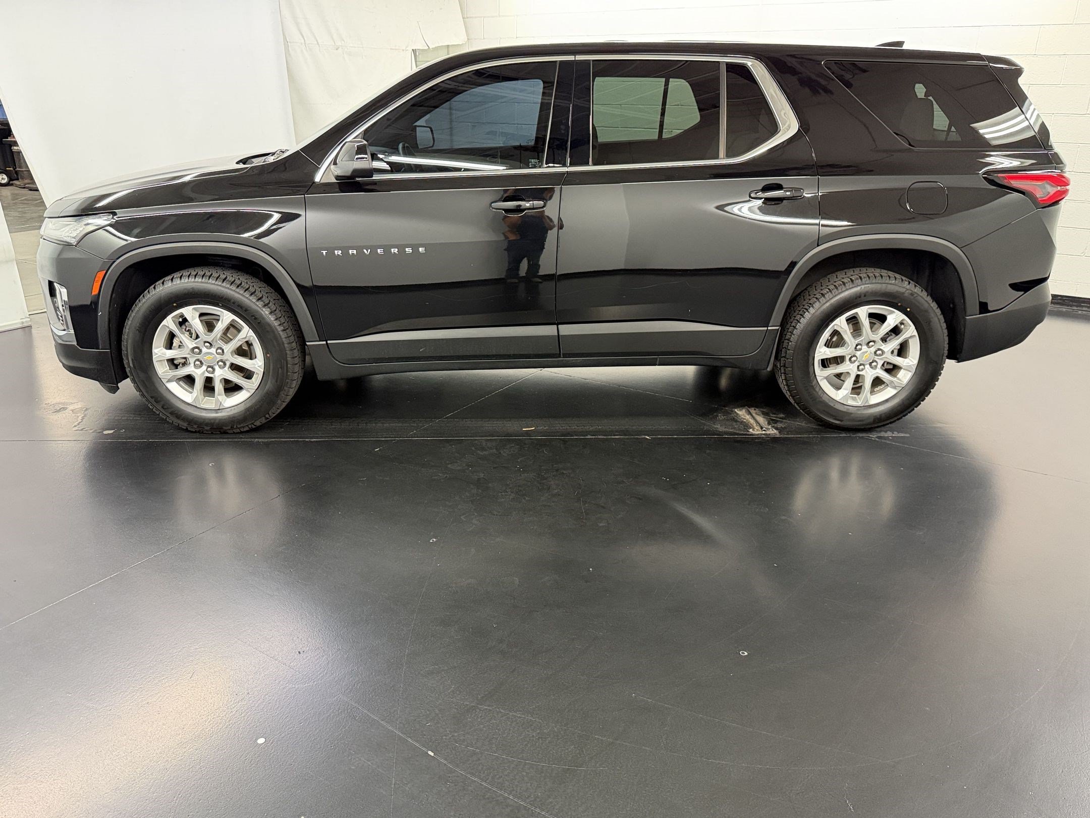 Used 2022 Chevrolet Traverse LS w/ LPO, Cargo Package FWD image 2