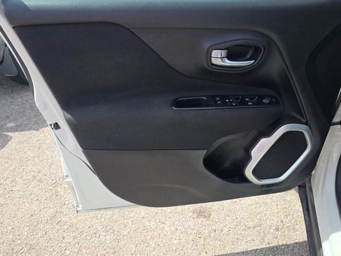 Used 2018 Jeep Renegade Latitude FWD image 10