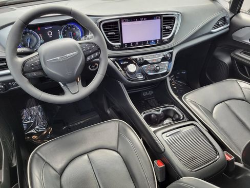 Used 2025 Chrysler Pacifica Limited FWD image 26