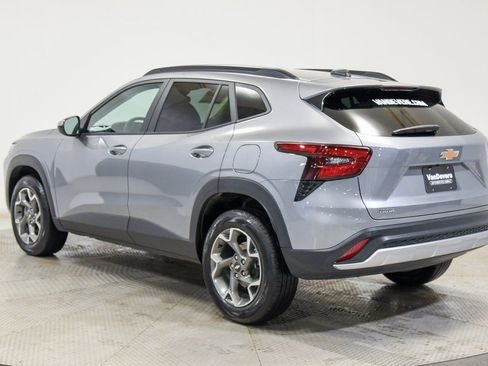 Used 2025 Chevrolet Trax LT w/ LT Convenience Package image 9