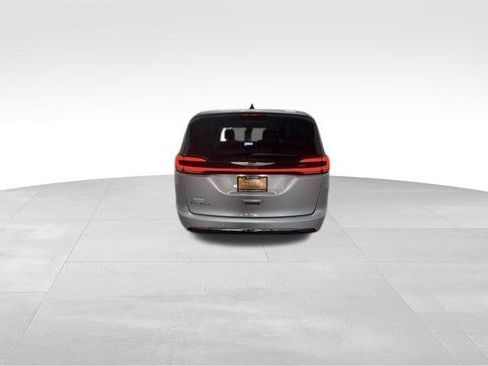 Certified 2024 Chrysler Pacifica Touring-L FWD image 9