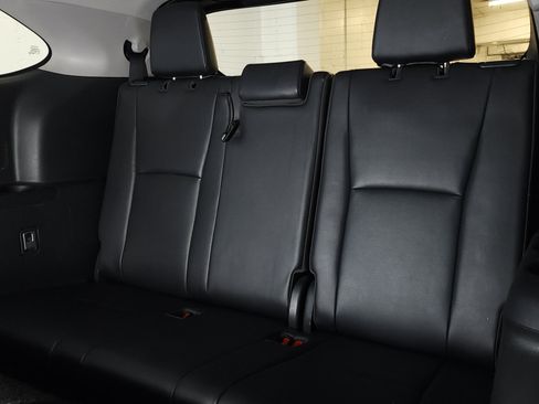 Used 2020 Toyota Highlander XLE AWD/4WD image 19