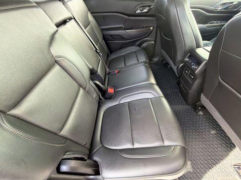 Used 2023 GMC Acadia SLT FWD image 34
