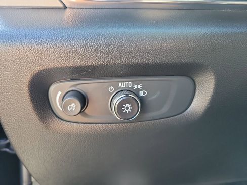 Used 2023 Chevrolet Traverse LT image 29