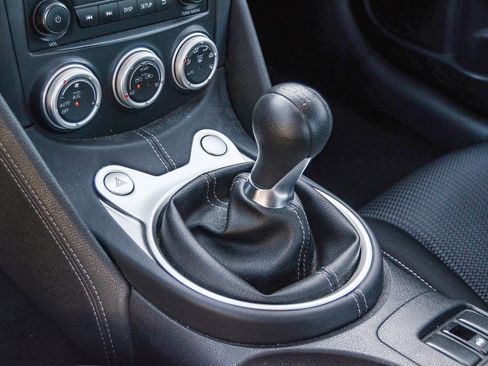 Used 2020 Nissan 370Z Base image 17