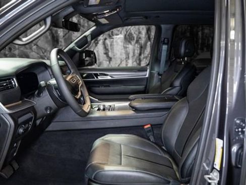 Used 2024 Jeep Wagoneer Series III w/ Premium Group I image 3