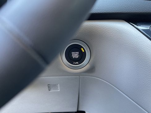 Used 2024 Chrysler Pacifica Touring-L image 19