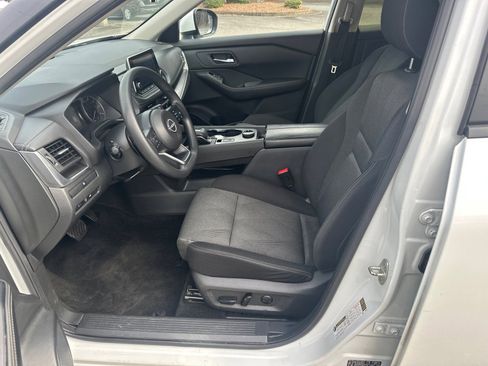 Used 2024 Nissan Rogue SV image 9