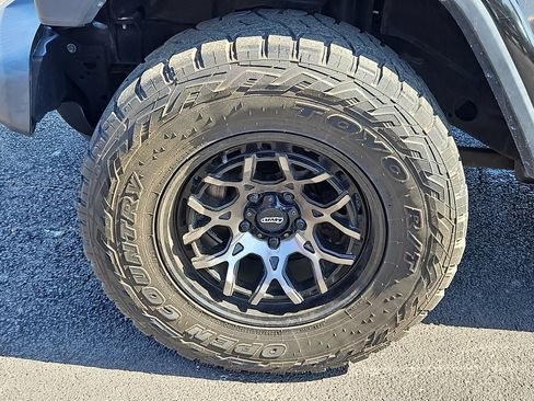 Used 2018 Jeep Wrangler Unlimited Sahara AWD/4WD image 13
