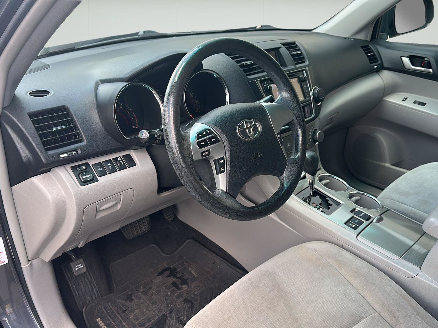Used 2013 Toyota Highlander Plus AWD/4WD image 5