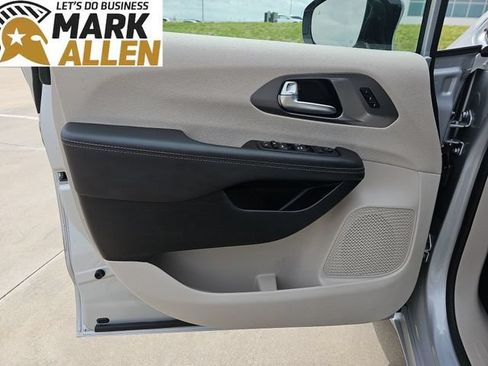 Used 2024 Chrysler Pacifica Touring-L FWD image 22