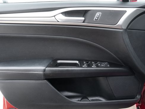 Used 2017 Ford Fusion SE image 18