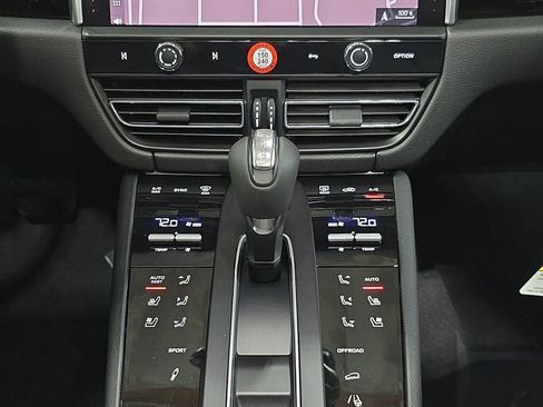 Certified 2025 Porsche Macan image 19