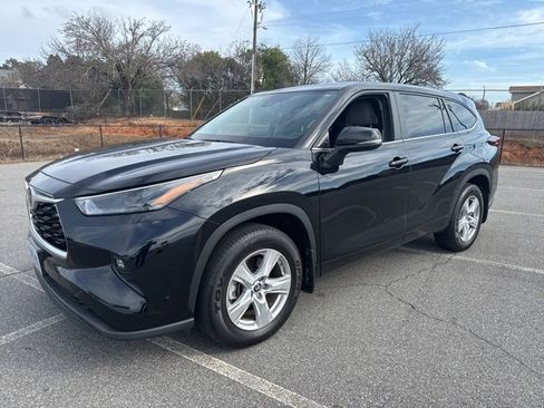 Used 2024 Toyota Highlander LE image 6