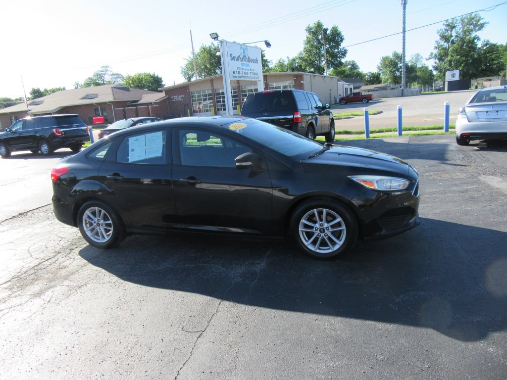 Used 2015 Ford Focus SE w/ SE Cold Weather Package FWD image 4
