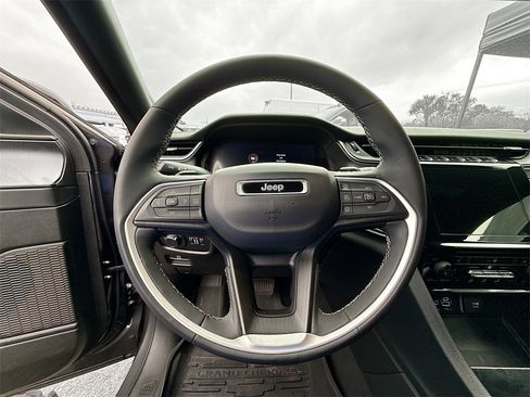 Used 2024 Jeep Grand Cherokee Altitude image 12