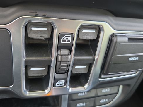 Used 2020 Jeep Gladiator Overland w/ LED Lighting Group AWD/4WD image 20