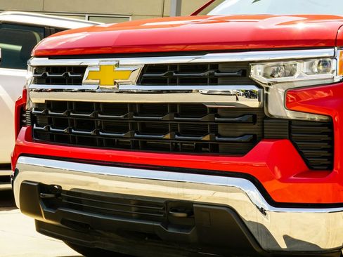 Used 2023 Chevrolet Silverado 1500 LT AWD/4WD image 2