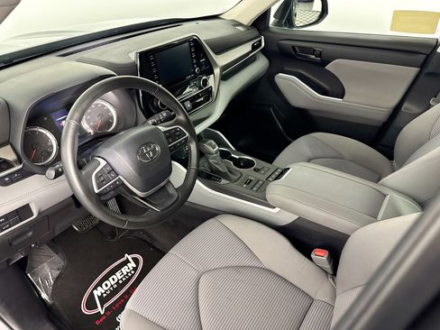 Used 2022 Toyota Highlander LE image 15