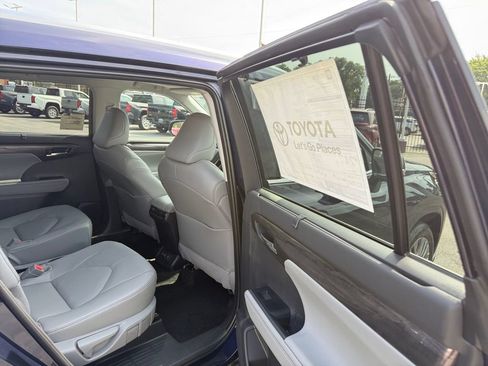 New 2026 Toyota Highlander Platinum AWD/4WD image 21
