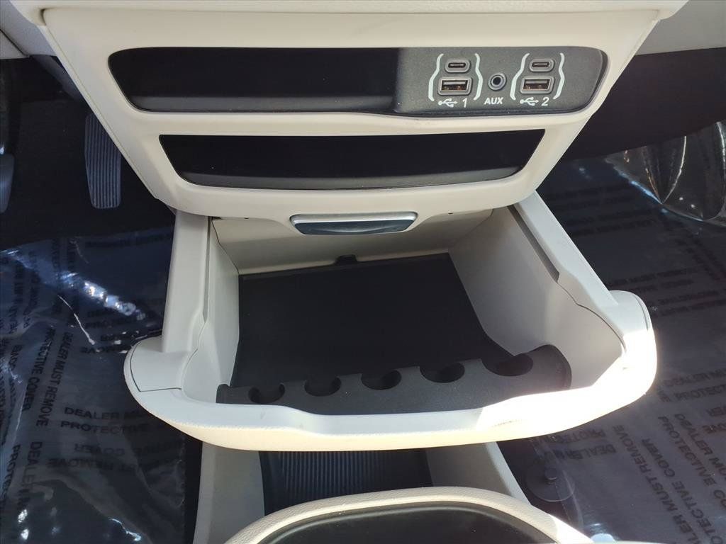 Used 2024 Chrysler Pacifica Touring-L FWD image 12