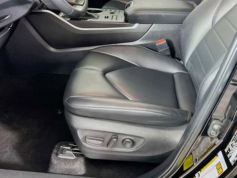 Used 2024 Toyota Highlander XLE image 19