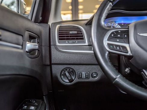Used 2020 Chrysler 300 Limited image 28