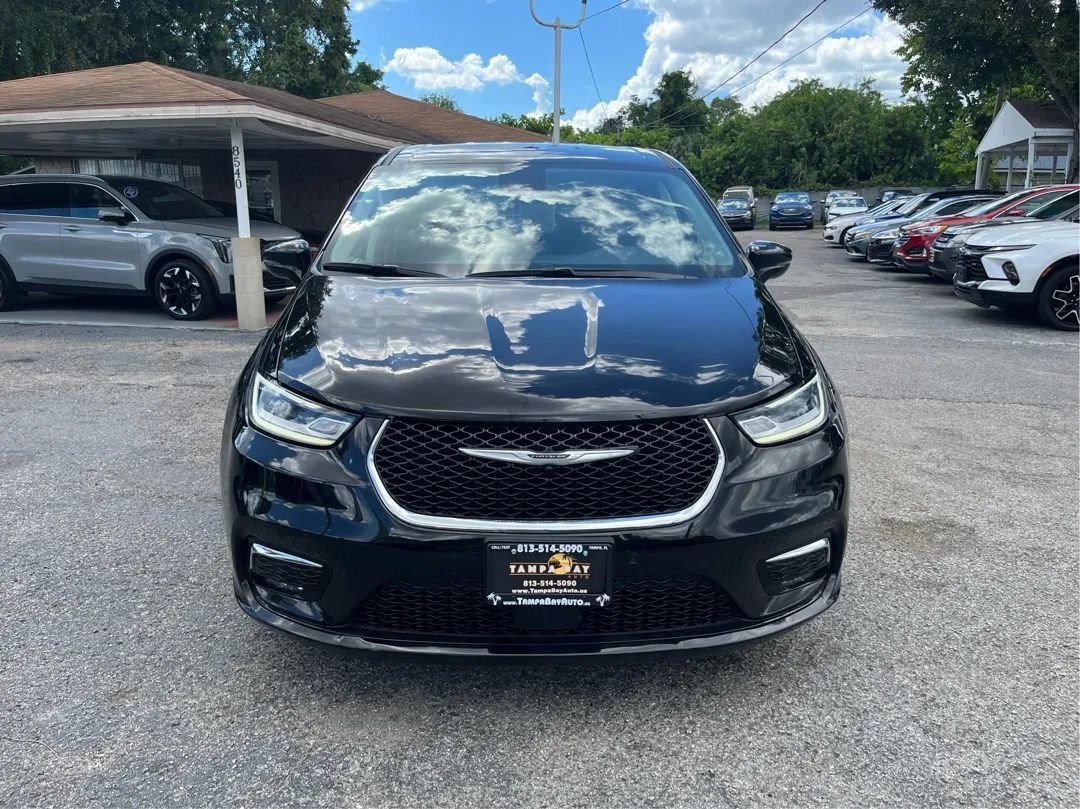 Used 2024 Chrysler Pacifica Limited FWD image 2
