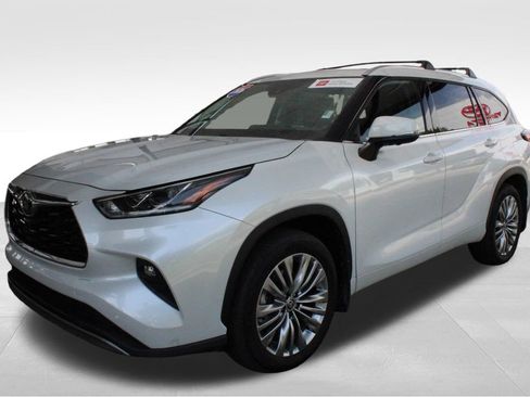 Certified 2026 Toyota Highlander Platinum AWD/4WD image 12