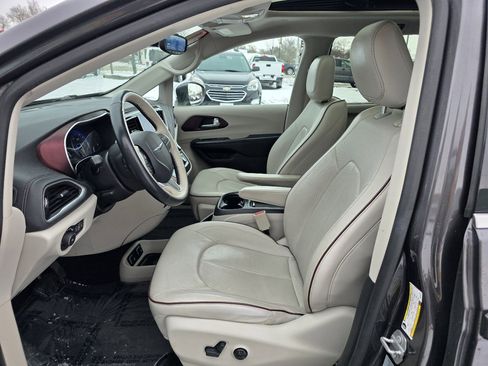 Used 2017 Chrysler Pacifica Limited image 14