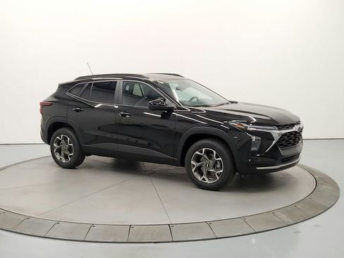 New 2025 Chevrolet Trax LT w/ Driver Confidence Package FWD image 9