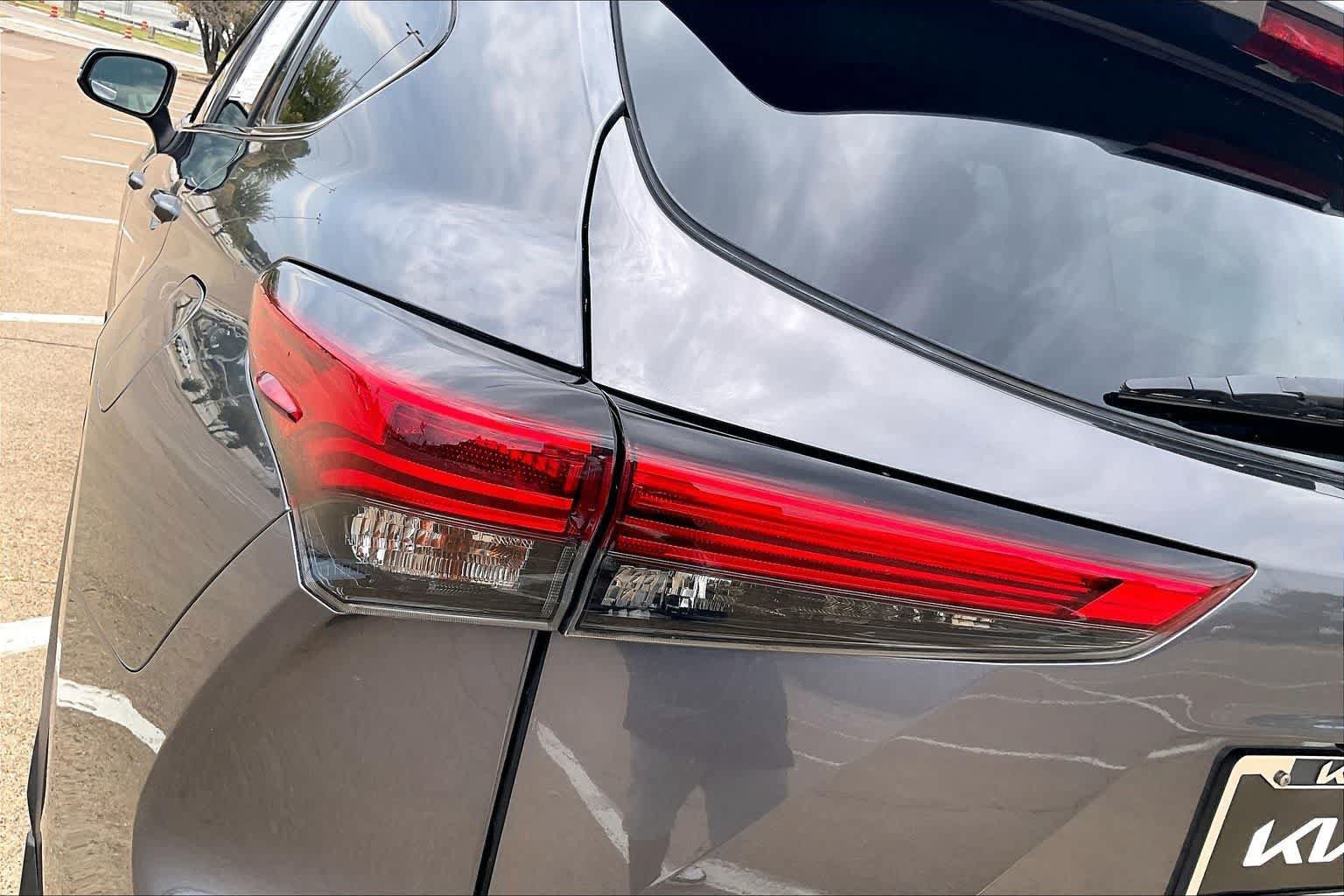 Used 2021 Toyota Highlander XLE AWD/4WD image 31