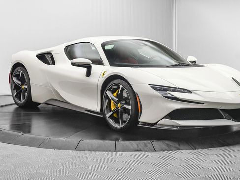 Used 2022 Ferrari SF90 Spider image 57