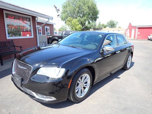 Used 2017 Chrysler 300 C RWD image 3