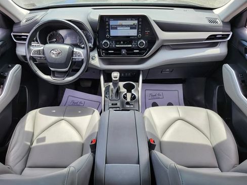 Used 2022 Toyota Highlander XLE AWD/4WD image 17