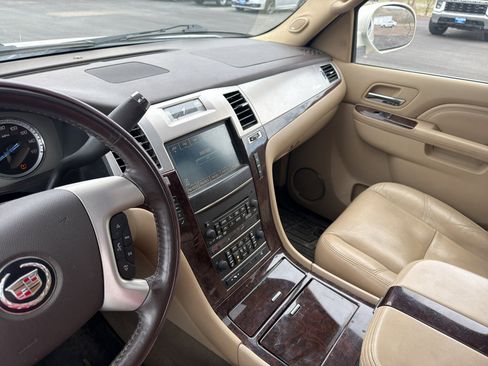 Used 2011 Cadillac Escalade ESV Premium image 24