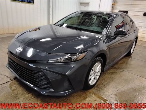 Used 2025 Toyota Camry LE image 4
