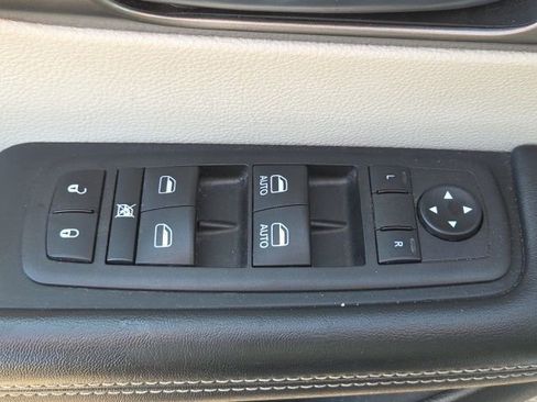 Used 2023 Chrysler Pacifica Touring-L image 26