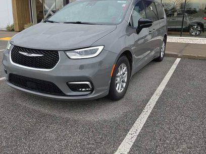 Used 2025 Chrysler Pacifica Select