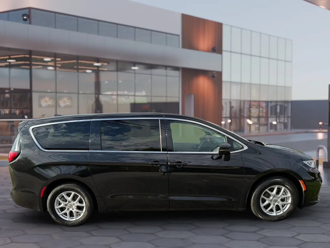 Used 2023 Chrysler Pacifica Touring-L FWD image 7