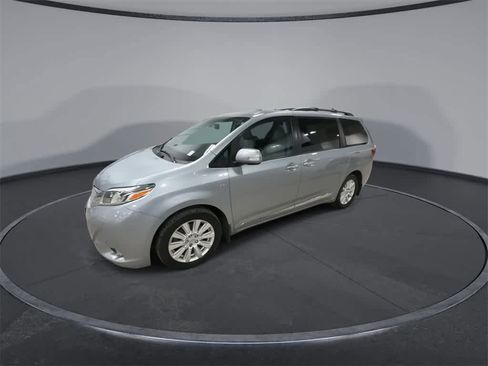 Used 2017 Toyota Sienna Limited Premium image 4