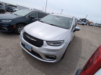 Used 2023 Chrysler Pacifica Touring-L