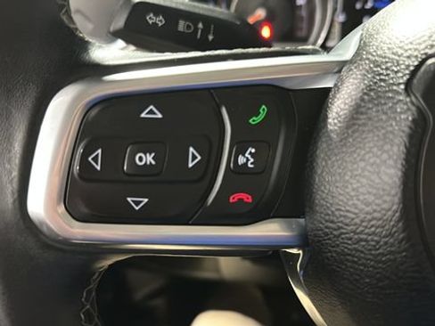 Used 2018 Jeep Wrangler Unlimited Sahara AWD/4WD image 11